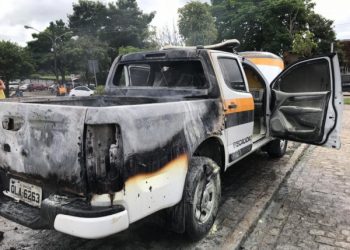 Homem incendeia e destrói viatura da SMTT após ter veículo apreendido