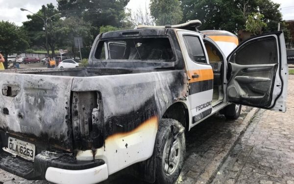 Homem incendeia e destrói viatura da SMTT após ter veículo apreendido