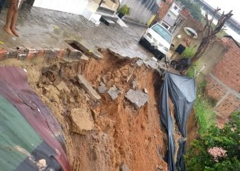 MARAGOGI- Chuvas destroem parte de rua no Conjunto Adélia Lira.