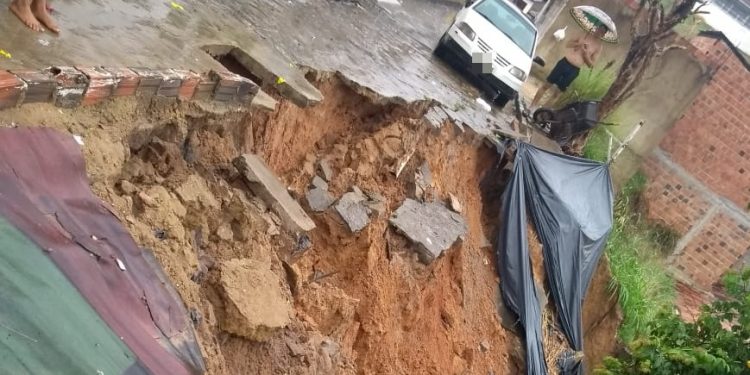 MARAGOGI- Chuvas destroem parte de rua no Conjunto Adélia Lira.