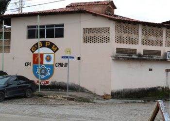 Homem embriagado quebra para-brisa de carro da Shift Telecom e outro é esfaqueado em São Bento.