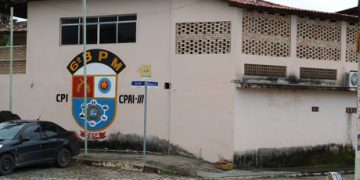 Homem embriagado quebra para-brisa de carro da Shift Telecom e outro é esfaqueado em São Bento.