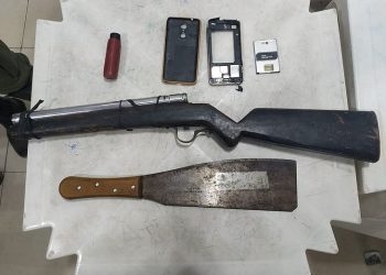 Três jovens foram presos porque mantinham a mãe em cárcere privado para que ela não namorasse.