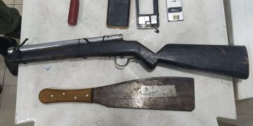 Três jovens foram presos porque mantinham a mãe em cárcere privado para que ela não namorasse.