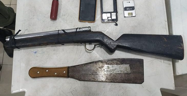 Três jovens foram presos porque mantinham a mãe em cárcere privado para que ela não namorasse.