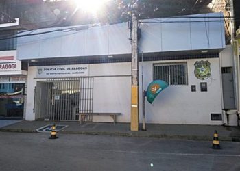 PLANTÃO POLICIAL- Dois turistas são assaltados à mão armada na praia em Maragogi.