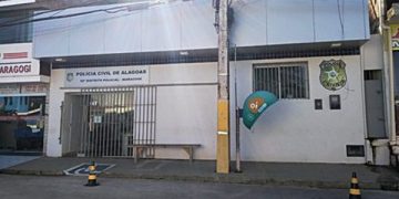 PLANTÃO POLICIAL- Dois turistas são assaltados à mão armada na praia em Maragogi.