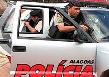 PLANTÃO POLICIAL- Briga de família, homem quebra vidro de carro com enxada no centro de Maragogi.