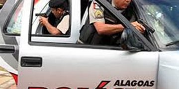 PLANTÃO POLICIAL- Briga de família, homem quebra vidro de carro com enxada no centro de Maragogi.