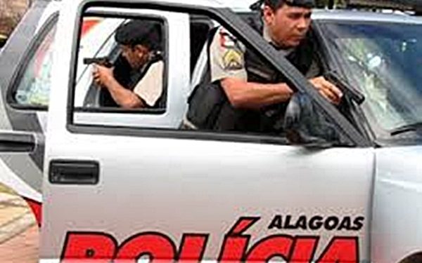 PLANTÃO POLICIAL- Briga de família, homem quebra vidro de carro com enxada no centro de Maragogi.