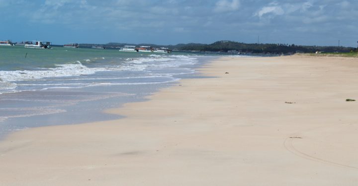 MARAGOGI- Após surgimento de óleo em praias, populares criam grupo de WhatsApp para monitoramento.