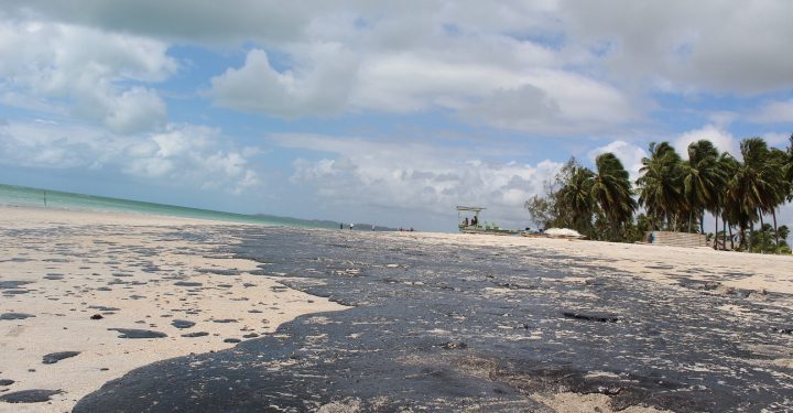 MARAGOGI- A Praia de Antunes foi a mais atingida pelo o óleo do petróleo até o momento.