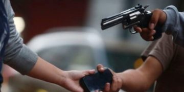 PLANTÃO POLICIAL. Jovens são roubados por homens armados e pedreiro agride mulher fisicamente em Bitingui.