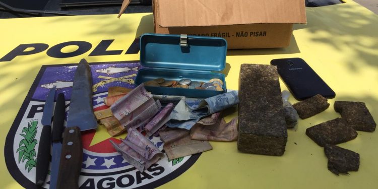 Dois jovens são presos em Matriz de Camaragibe por tráfico de drogas.