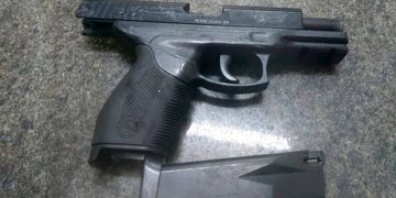 JAPARATINGA- Policial atira em perna de homem em bar após discussão.