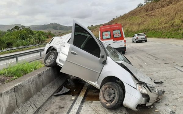 Veículo em alta velocidade capota e bate mureta de rodovia na BR-101