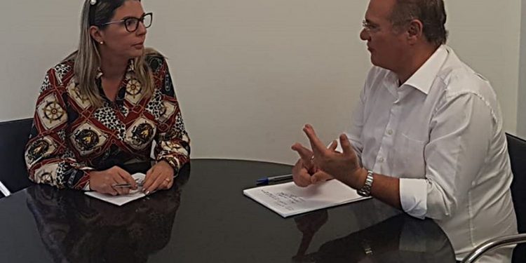 Isabella Laranjeiras se reúne com Renan Calheiros e garante sua pré-candidatura para prefeita de Maragogi.