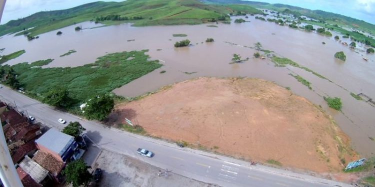 Em Matriz de Camaragibe, garoto de 14 anos entra em rio e desaparece