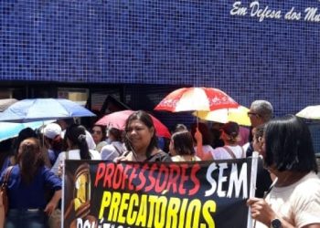Professores protestam em frente a AMA para cobrar repasse dos precatórios do antigo Fundef