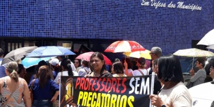 Professores protestam em frente a AMA para cobrar repasse dos precatórios do antigo Fundef