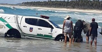VÍDEO- Viatura do Batalhão de Polícia Ambiental fica “atolada” na praia do Francês