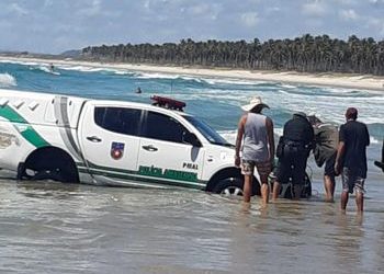 VÍDEO- Viatura do Batalhão de Polícia Ambiental fica “atolada” na praia do Francês