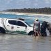 VÍDEO- Viatura do Batalhão de Polícia Ambiental fica “atolada” na praia do Francês