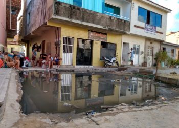 MARAGOGI- VÍDEO- Água de esgoto transborda invade ruas irritando moradores.