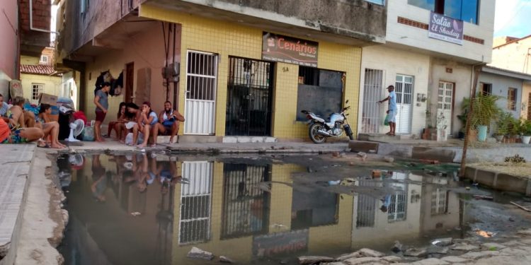 MARAGOGI- VÍDEO- Água de esgoto transborda invade ruas irritando moradores.