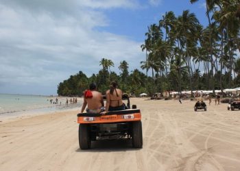 MARAGOGI- SMTT emite nota a bugueiros proibindo transporte de passageiros na parte superior do veículo.