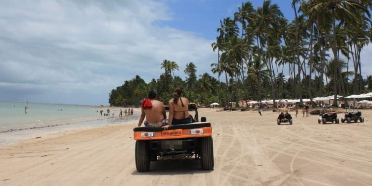 MARAGOGI- SMTT emite nota a bugueiros proibindo transporte de passageiros na parte superior do veículo.