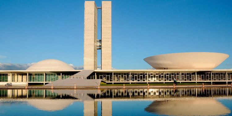 Câmara aprova Medida Provisória que aumenta salário mínimo; veja o valor