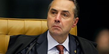 Covid-19: Ministro do TSE diz que eleição municipal pode ser dividida em 2 dias.
