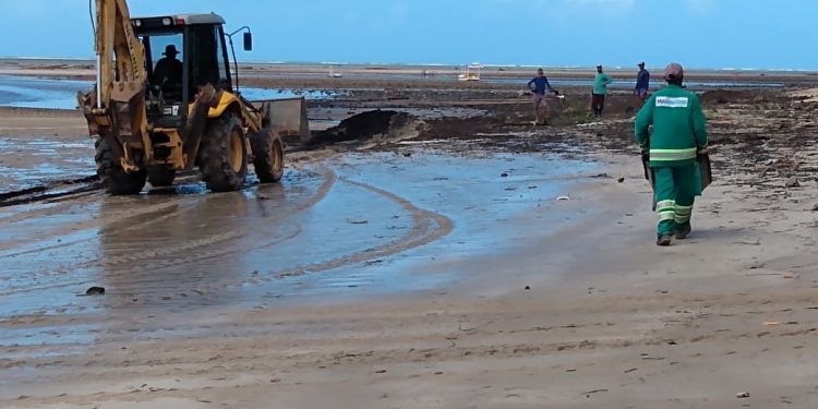 MARAGOGI- Prefeitura realiza limpeza na praia de São Bento.