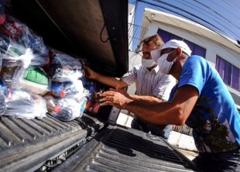 Funcionários de hotéis recebem mais de 800 cestas básicas e kits de higiene em Alagoas