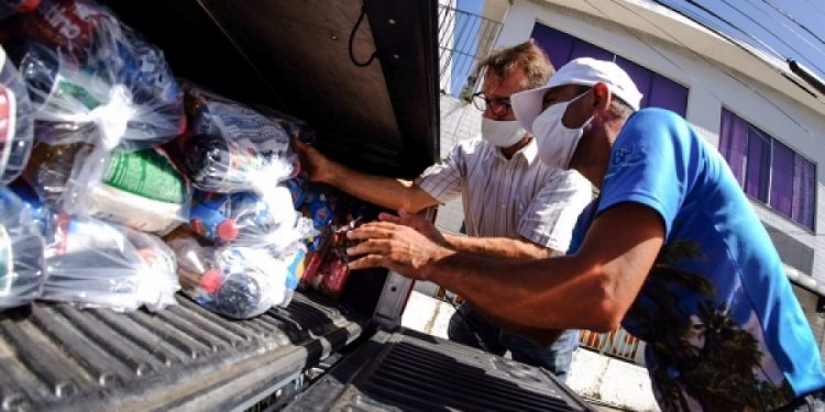 Funcionários de hotéis recebem mais de 800 cestas básicas e kits de higiene em Alagoas