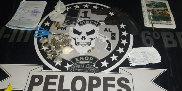 Depois de uma denúncia anônima, polícia cerca casa e prende traficante com arma e drogas.