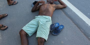 Homem cai em rodovia e é socorrido pelo o corpo de bombeiros