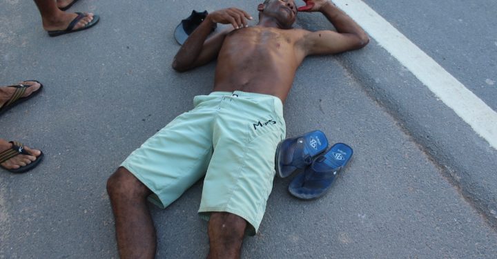 Homem cai em rodovia e é socorrido pelo o corpo de bombeiros