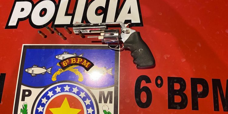 Homem é preso com arma de fogo em Japaratinga e moto roubada é recuperada em Maragogi.