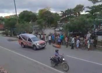 VÍDEO- Caixão com corpo cai de carro funerário na BR 101 sul, no Cabo de Santo Agostinho-PE