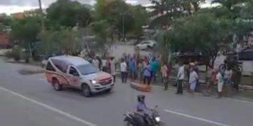 VÍDEO- Caixão com corpo cai de carro funerário na BR 101 sul, no Cabo de Santo Agostinho-PE