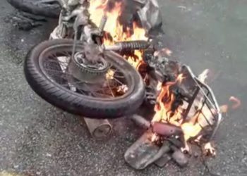 Moto pega fogo após bater em carro na rodovia AL 105; condutor morre após ser socorrido.