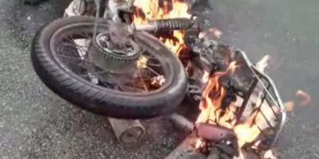 Moto pega fogo após bater em carro na rodovia AL 105; condutor morre após ser socorrido.