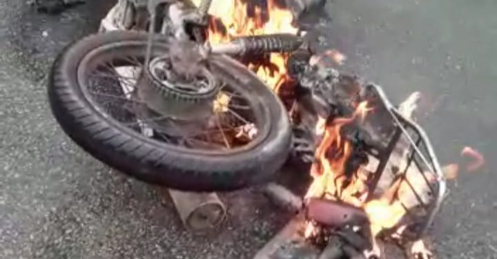 Moto pega fogo após bater em carro na rodovia AL 105; condutor morre após ser socorrido.