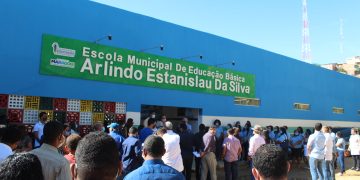 Prefeito de Maragogi inaugura escolas, praça e lança pedra fundamental para obras do campo de futebol de Barra Grande