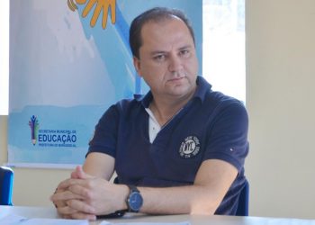 Secretário Municipal de Educação diz que não há previsão para retorno de professores à sala de aula.