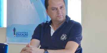 Secretário Municipal de Educação diz que não há previsão para retorno de professores à sala de aula.