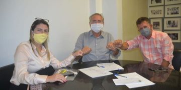 Acabou o suspense: em live, Marcos Madeira revela que Isabella Laranjeiras será sua vice para disputar as eleições que se aproximam.