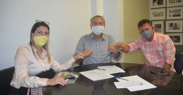 Acabou o suspense: em live, Marcos Madeira revela que Isabella Laranjeiras será sua vice para disputar as eleições que se aproximam.